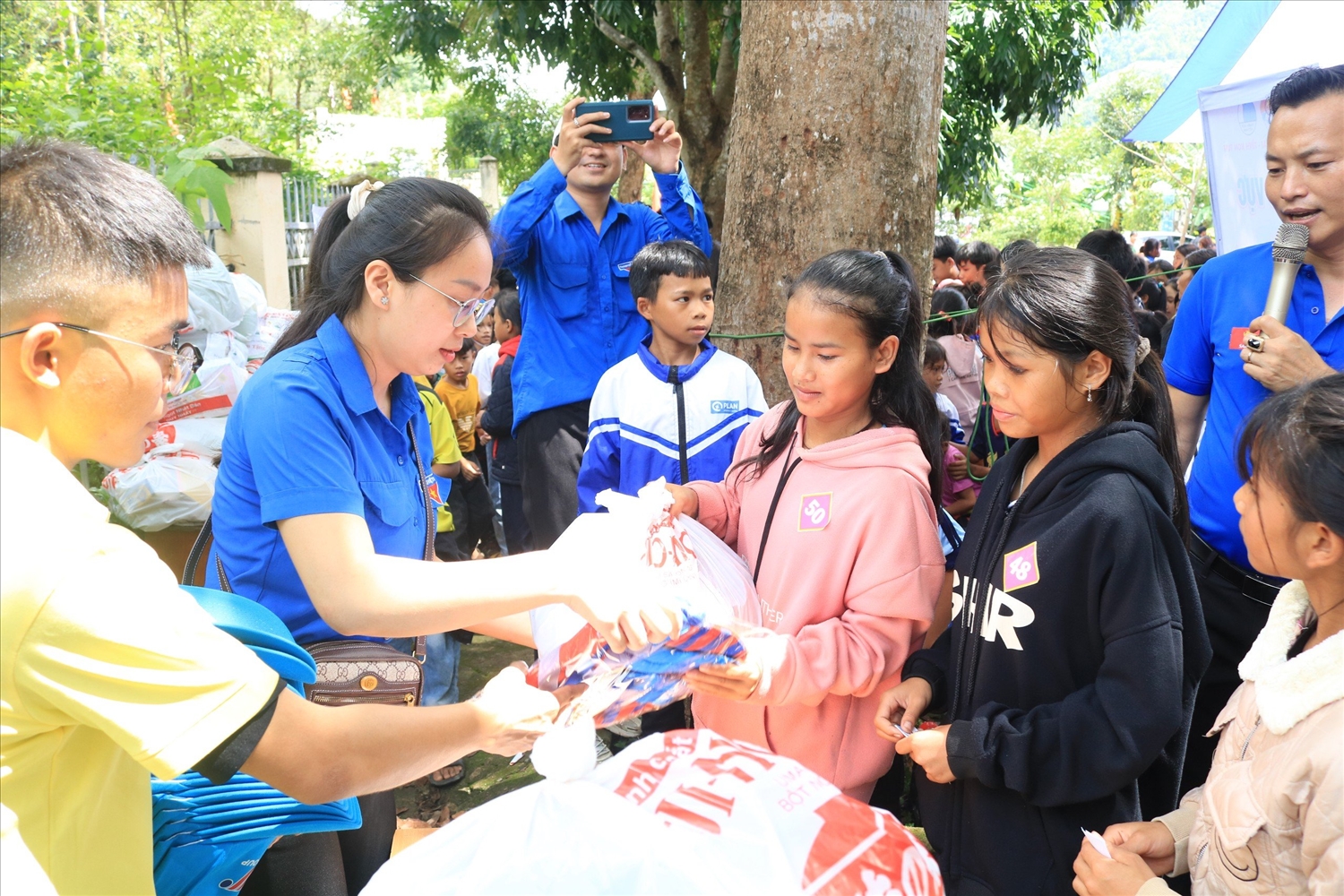 Tỉnh đoàn Kon Tum và Đồng Nai tặng quà cho các em thiếu nhi xã Đăk Kôi, huyện Kon Rẫy