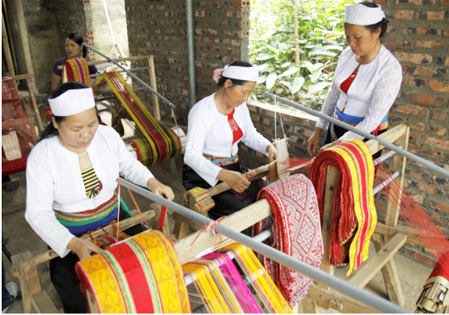 Người dân Mường Vang giữ nghề truyền thống dệt thổ cẩm phục vụ phát triển du lịch, nâng cao đời sống