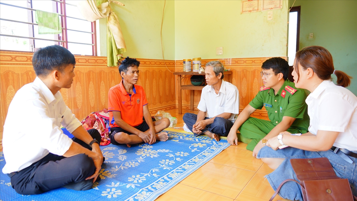 Lực lượng Công an huyện Chư Pưh (Gia Lai), chính quyền địa phương, Người có uy tín thăm và động viên anh Rơ Châm Ty mới hồi hương đoàn tụ cùng gia đình