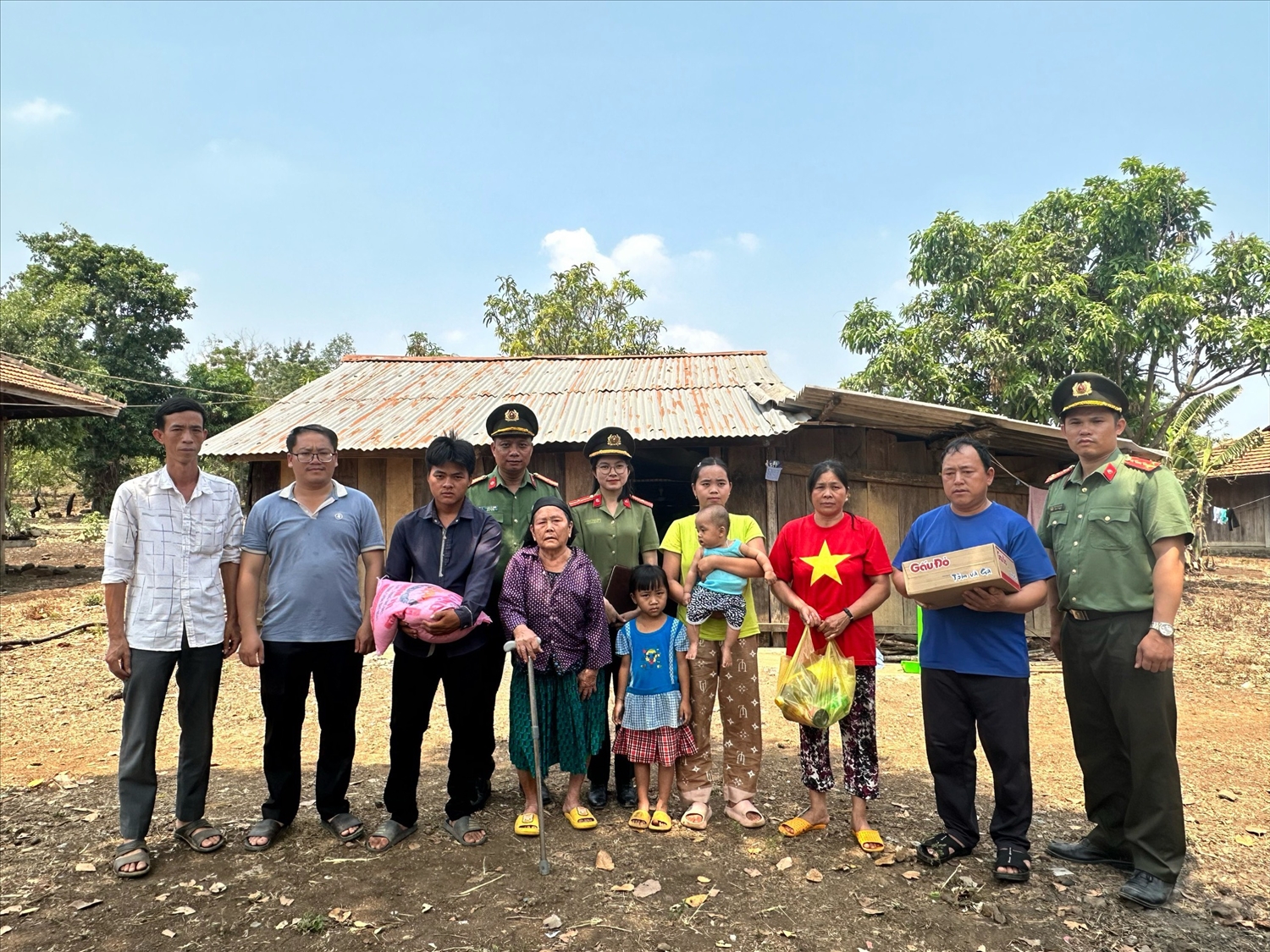 Sau khi trở về gia đình ông Vương Văn Long (xã Đắk Drông, huyện Cư Jút, tỉnh Đắk Nông) mượn nhà người thân ở, được lực lượng chức năng, chính quyền địa phương hỗ trợ