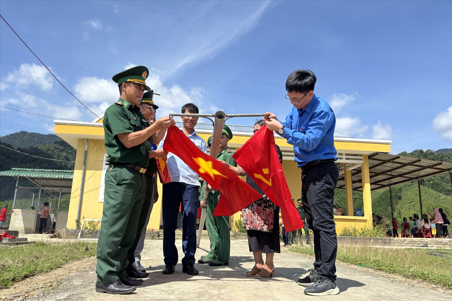 Trao tặng cờ Đảng, cờ Tổ quốc cho thôn La Tưng, xã Lâm Đớt, huyện A Lưới.