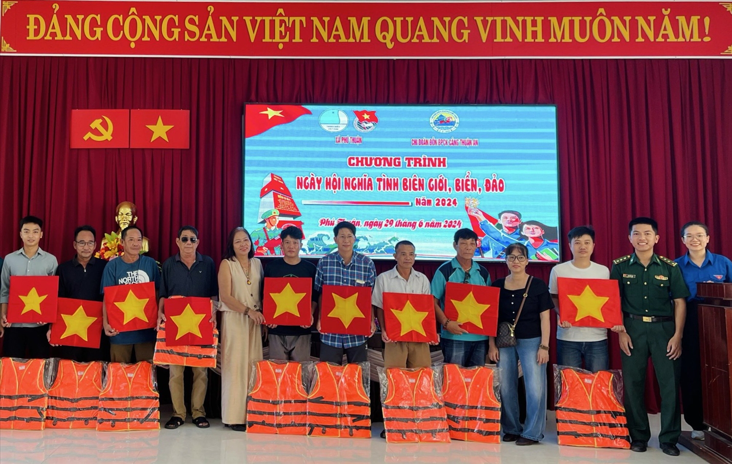 Tặng cờ Tổ quốc và phao cứu sinh cho các chủ tàu thuyền và ngư dân xã Phú Thuận, huyện Phú Vang