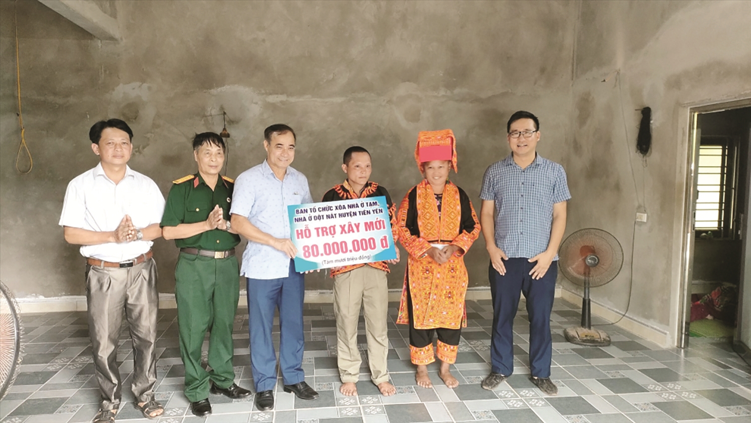 Lãnh đạo huyện Tiên Yên trao kinh phí hỗ trợ xây nhà cho hộ ông Chíu Chăn Sềnh, thôn Đoàn Kết, xã Hà Lâu.