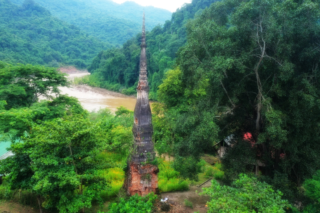 Công trình tháp cổ Xốp Lợt nằm trên gò đất bằng phẳng, bao quanh là những ngôi nhà sản của đồng bào dân tộc Thái.