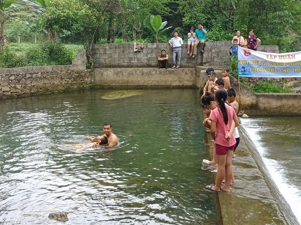 Tỉnh đoàn Cao Bằng dạy bơi và cách phòng chống đuối nước cho trẻ em