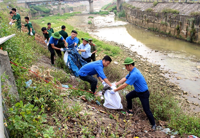 Tuổi trẻ Lào Cai ra quân bảo vệ môi trường.
