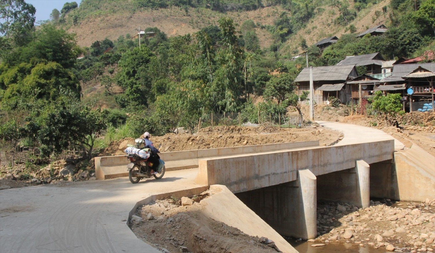 Cầu vào bản Nậm Pù, xã Huổi Một, huyện Sông Mã, được xây dựng từ nguồn vốn Chương trình 1719 (Ảnh: Báo Sơn La)