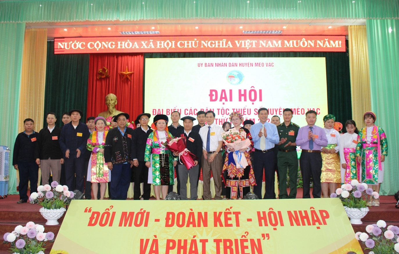 Lãnh đạo huyện Mèo Vạc tặng hoa chúc mừng đoàn Đại biểu của huyện đi dự Đại hội đại biểu các DTTS số tỉnh Hà Giang lần thứ IV 