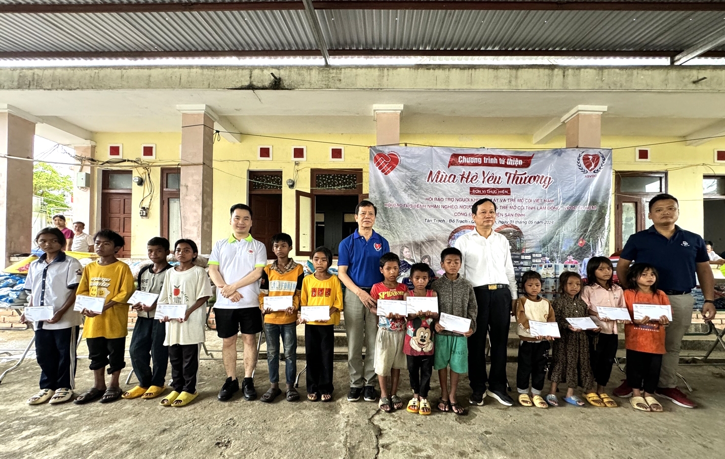 Những món quà nhỏ nhưng mang nhiều ý nghĩa với các em học sinh Trường PTDT Bán trú TH&THCS Tân Trạch, huyện Bố Trạch, tỉnh Quảng Bình