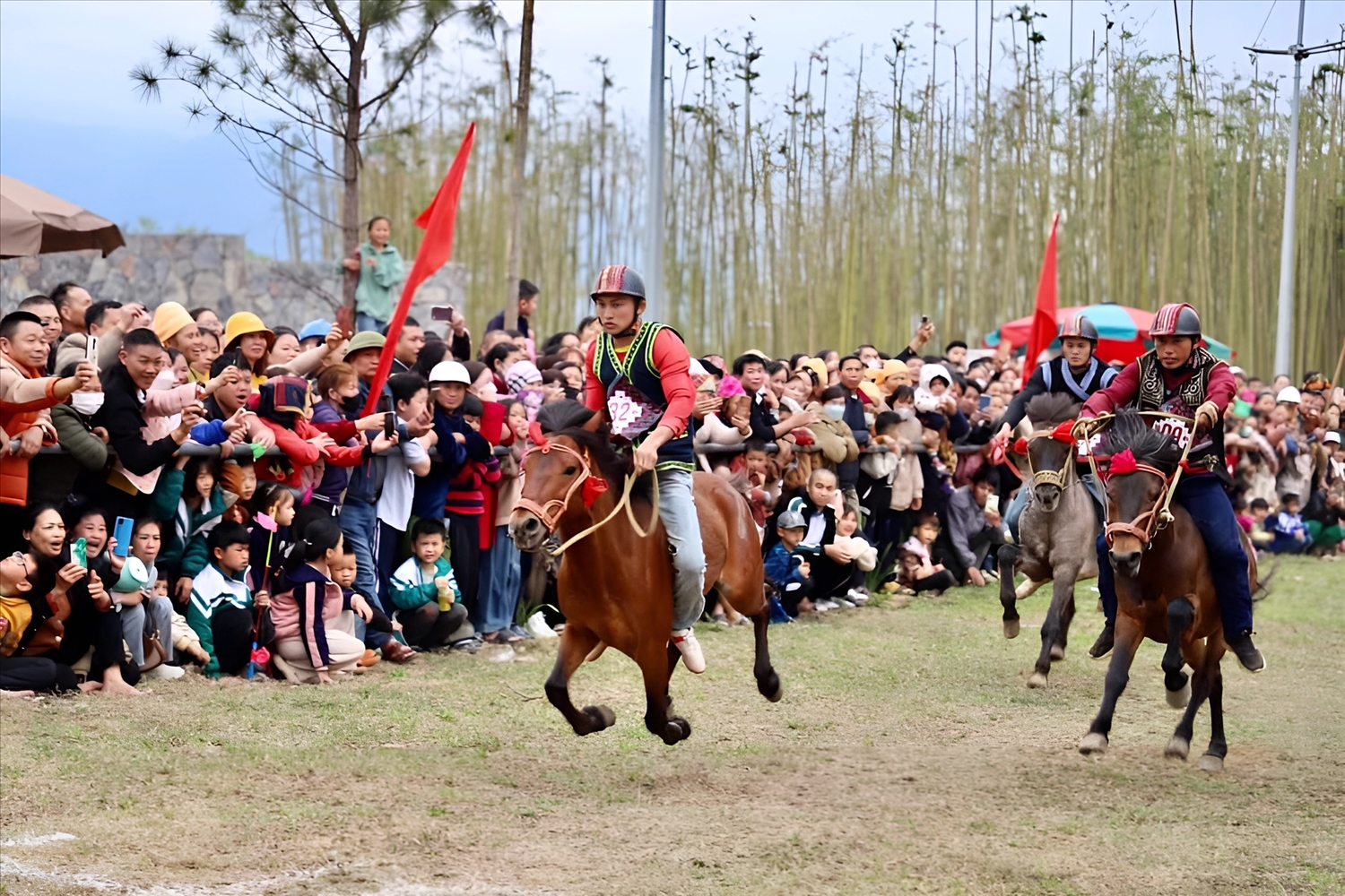  Anh Nông Văn Nghinh, thôn Pá Han, xã Phù Lưu (huyện Hàm Yên) dẫn đầu đoàn đua tại Giải đua ngựa đầu Xuân 2024 - Shanrila Mường Lò (Yên Bái)