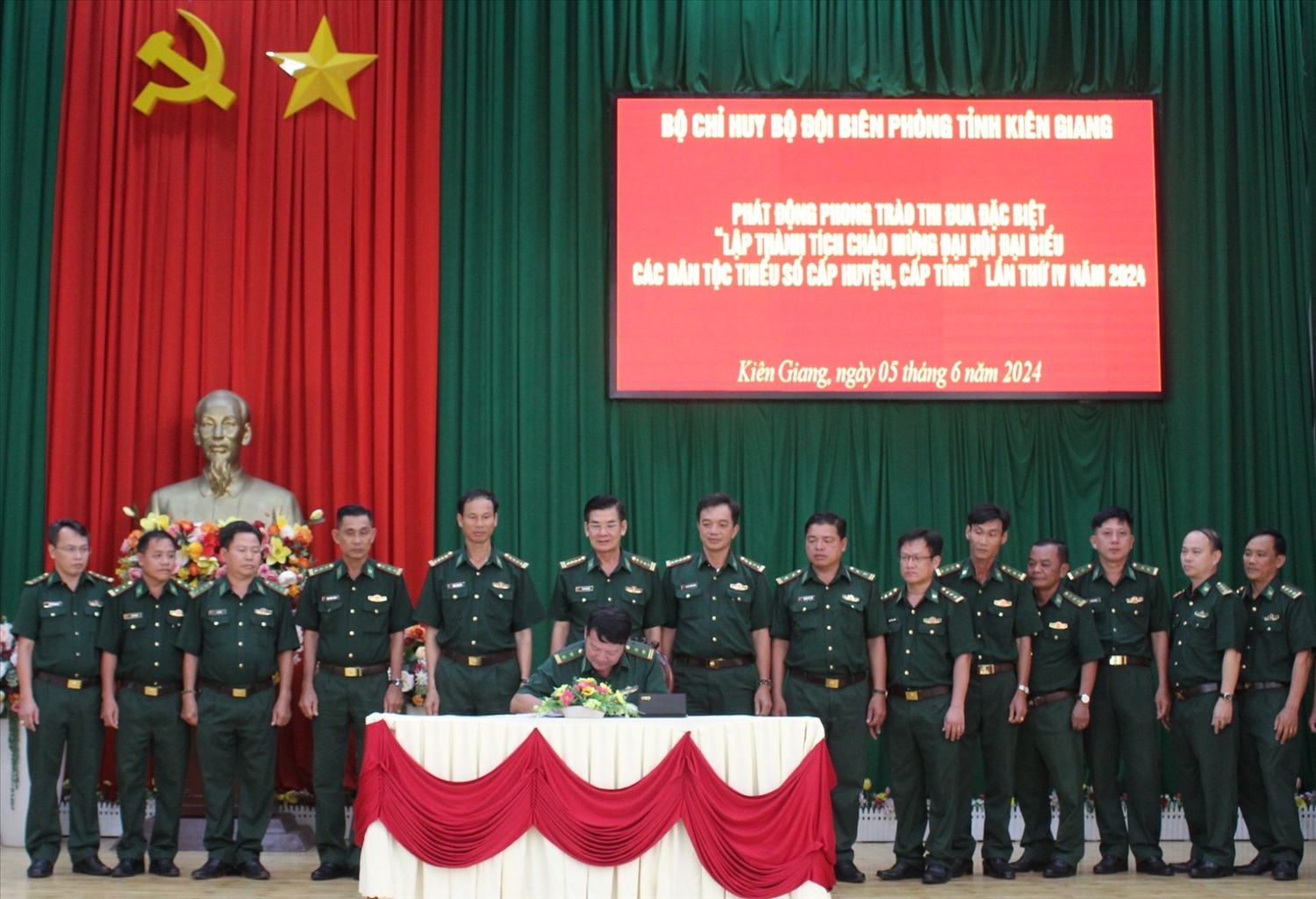 Đại diện cơ quan, đơn vị trong lực lượng BĐBP tỉnh Kiên Giang ký kết giao ước thi đua