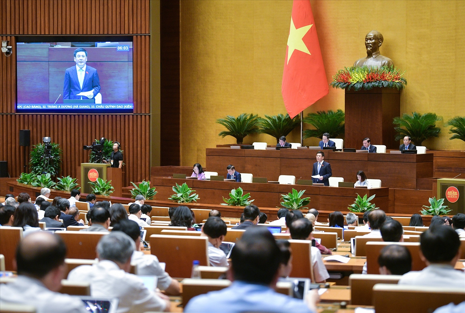 Bộ trưởng Bộ Công thương Nguyễn Hồng Diên trả lời chất vấn