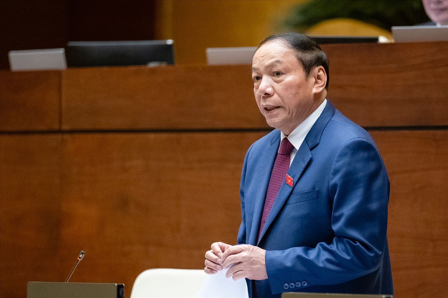 Bộ trưởng Bộ VHTT&DL Nguyễn Văn Hùng trả lời chất vấn của đại biểu