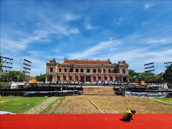 Lần đầu tiên sân khấu chính của các chương trình được lấy khung nền là điện Kiến Trung - công trình kiến trúc lộng lẫy bậc nhất của kinh thành Huế