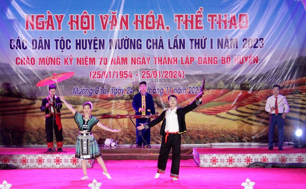 Một tiết mục kết hợp các nhạc cụ dân tộc được biểu diễn tại Ngày hội Văn hóa thể thao các dân tộc huyện Mường Chà lần thứ I