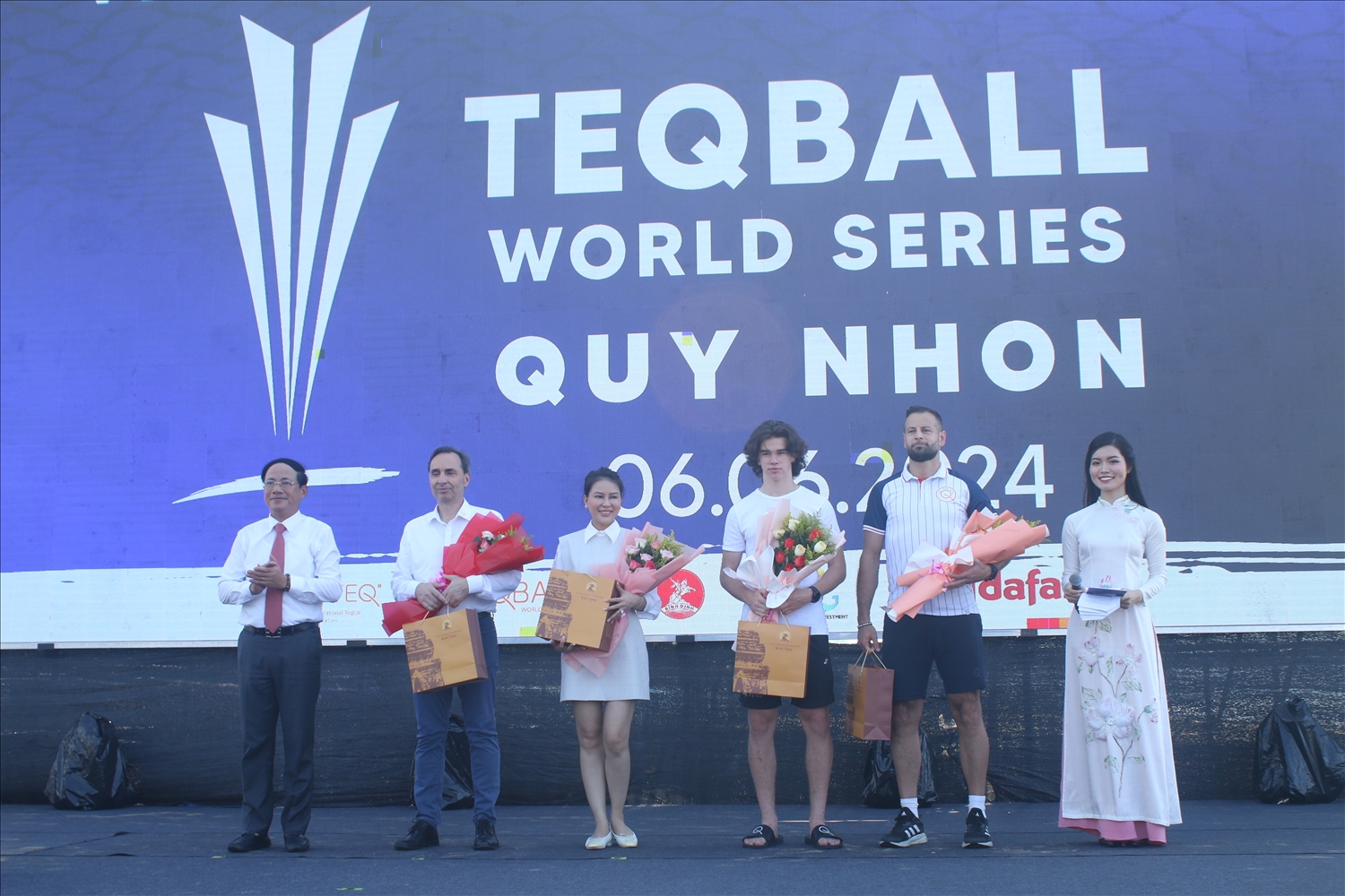 Ông Phạm Anh Tuấn, Chủ tịch UBND tỉnh Bình Định (ngoài cùng bên trái) trao cờ lưu niệm cho các đơn vị tổ chức giải đấu