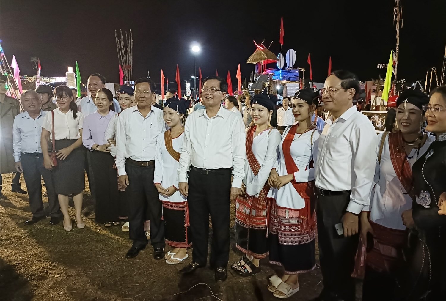 Lãnh đạo tỉnh Bình Định đến thăm các đoàn tham gia Ngày hội