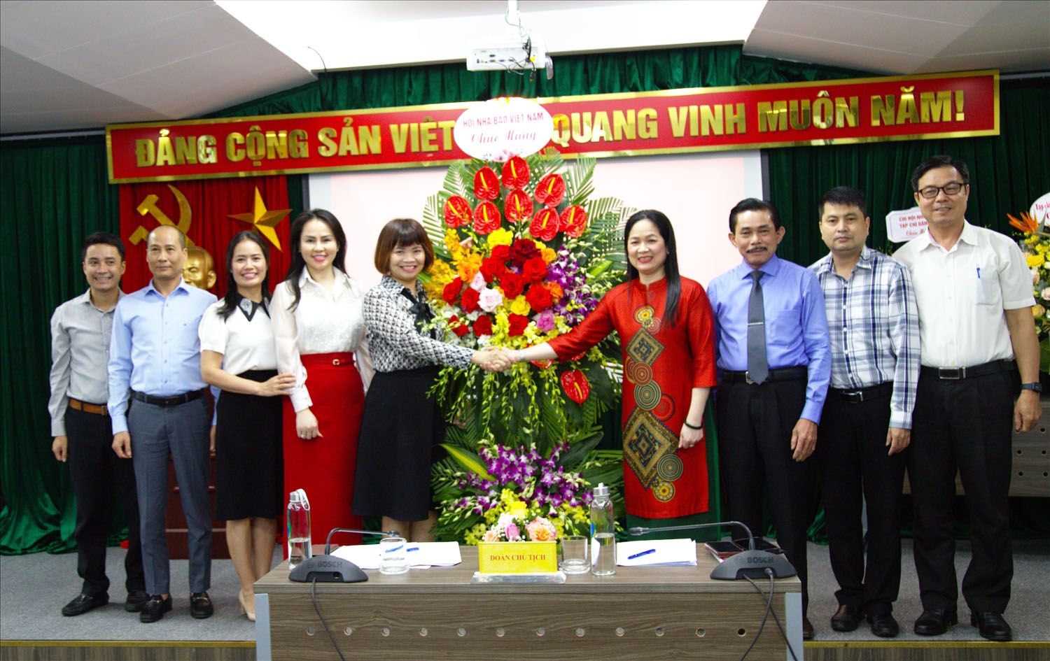 Ủy viên Ban Chấp hành, Trưởng Ban Công tác hội - Hội Nhà báo Việt Nam Vũ Thị Hà và đại diện Hội Nhà báo Việt Nam tặng hoa chúc mừng Đại hội