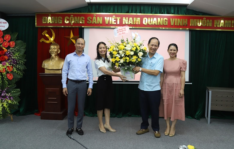 Tổng Biên tập, Thư ký Chi hội Tạp chí Dân tộc Nguyễn Quang Hải tặng hoa chúc mừng BCH Chi hội nhiệm kì mới