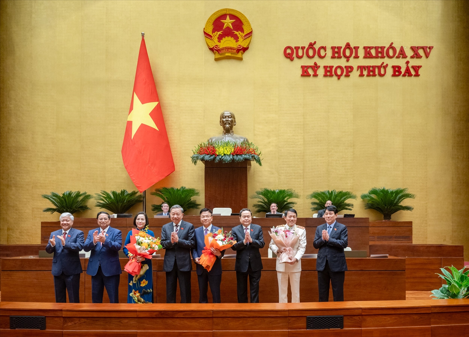 Lãnh đạo Đảng, Nhà nước tặng hoa chúc mừng các đồng chí mới được bổ nhiệm