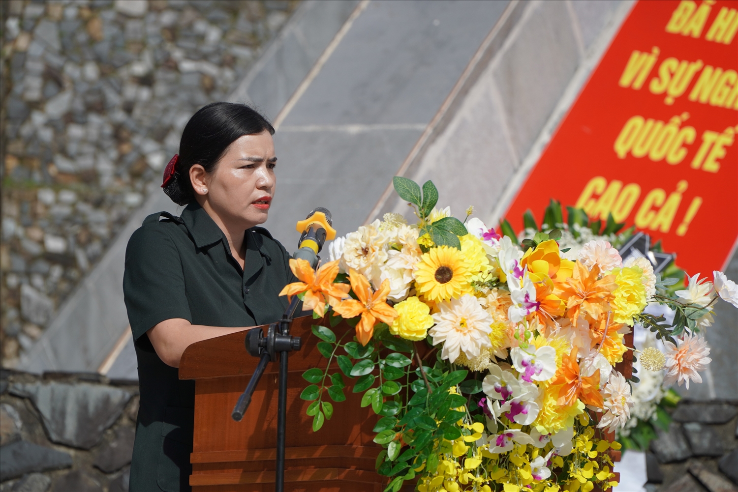 Bà Y Ngọc - Phó Chủ tịch UBND tỉnh Kon Tum đọc điếu văn tại buổi Lễ