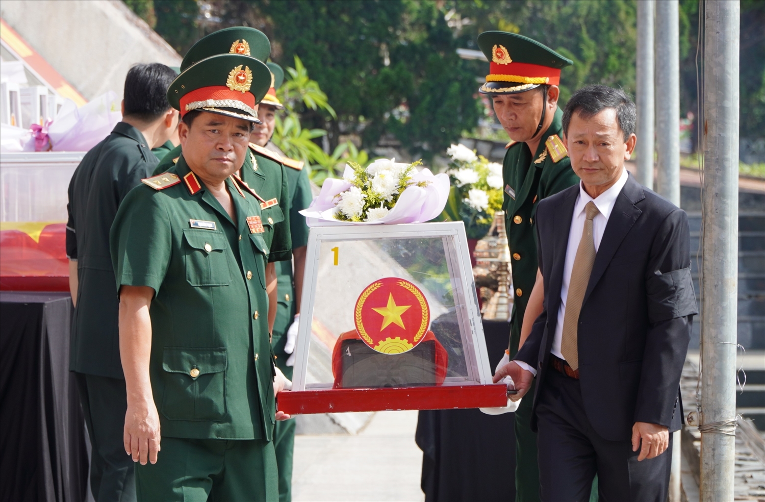 Lãnh đạo Quân khu 5, lãnh đạo tỉnh Kon Tum và nước bạn Lào, Campuchia đưa các liệt sĩ về nơi an nghỉ cuối cùng
