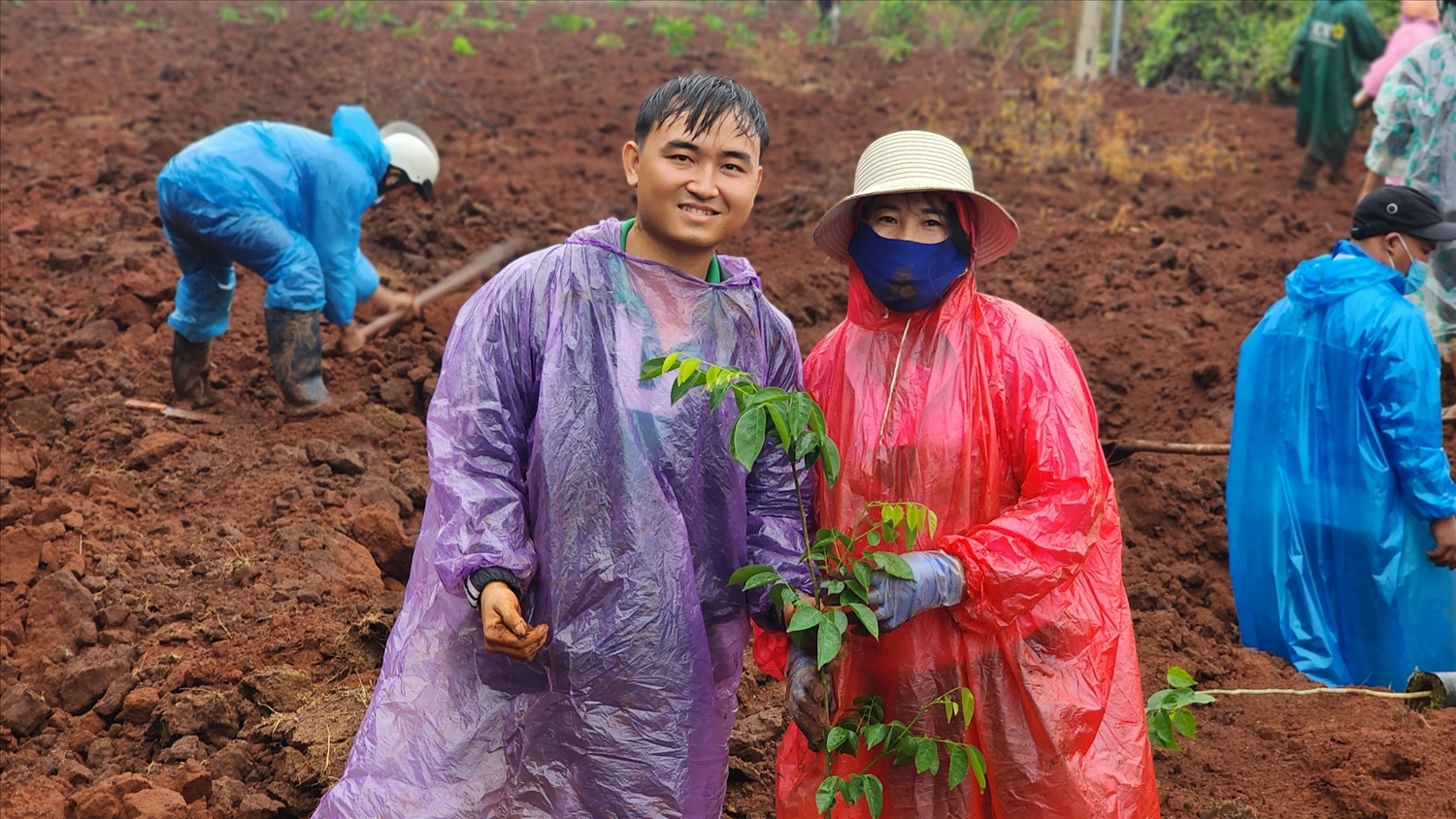 Dự án “Hành trình xanh” do anh sáng lập đã phối hợp cùng một số đơn vị trồng hơn 200.000 cây xanh như: kơ nia, giáng hương, sưa đỏ, trắc...