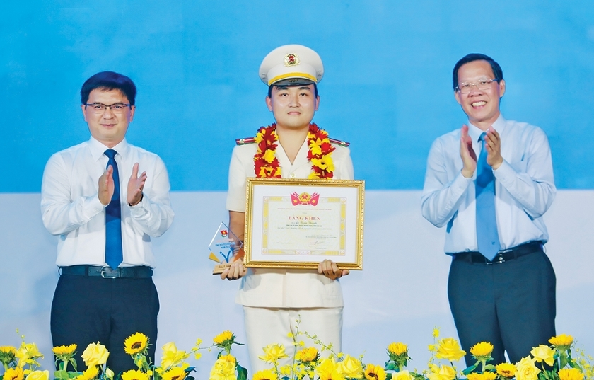 Trung úy Lê Tuấn Thành nhận giải thưởng Tình nguyện quốc gia năm 2023