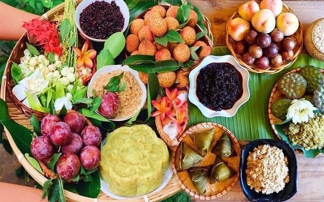 Mâm cúng Tết Đoan ngọ mùng 5/5 Âm lịch của người Việt luôn có rượu nếp và trái cây