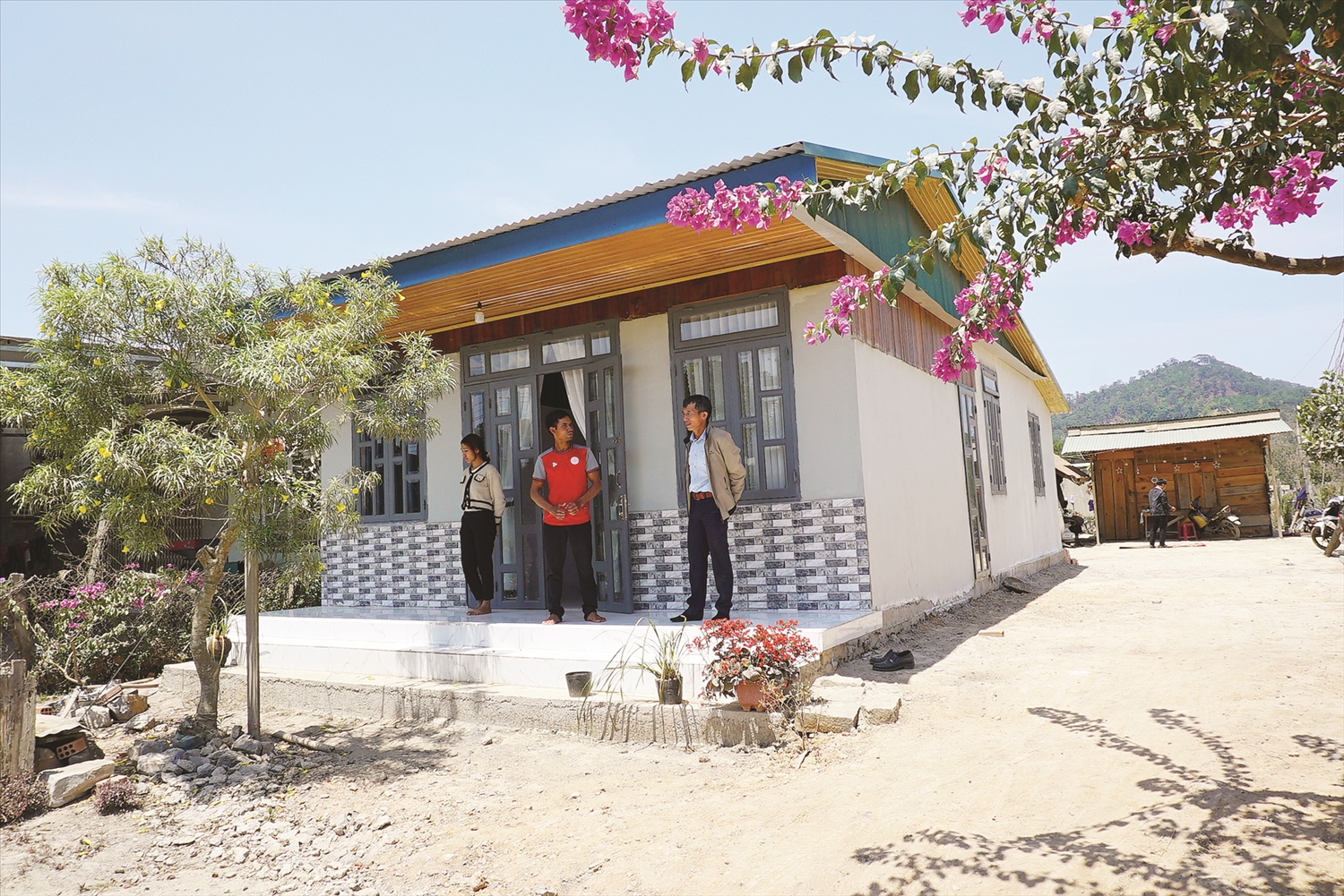 Có nhà mới, tạo động lực để gia đình anh Ya Thuyết vươn lên phát triển kinh tế bền vững