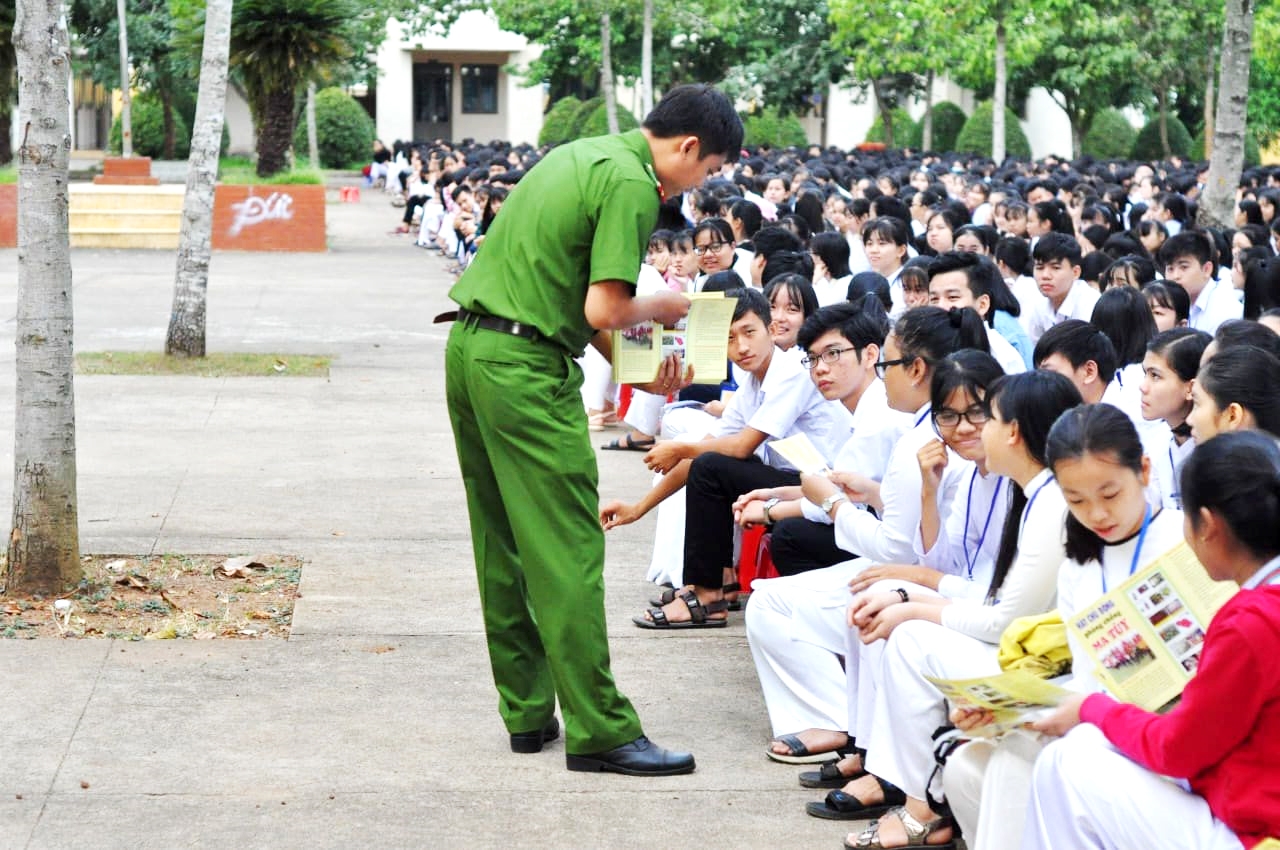  Công an tỉnh Bình Phước phát tờ rơi tuyên truyền, phòng chống ma túy tại trường học.