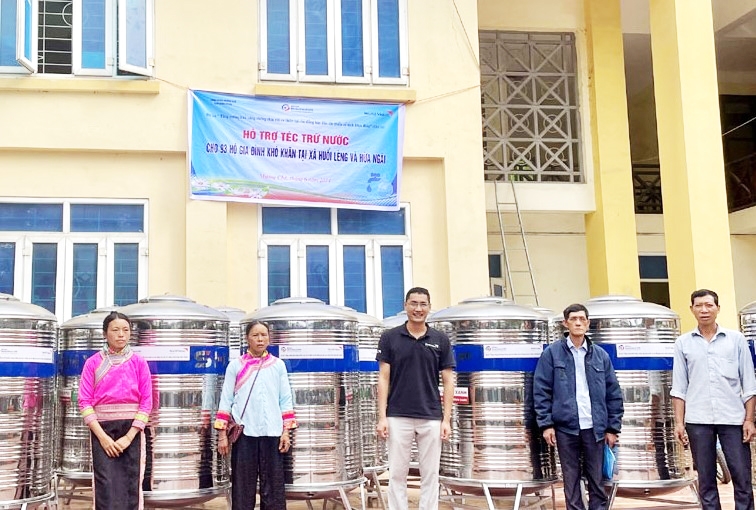 Ban Tổ chức trao téc nước cho đại diện các hộ dân.
