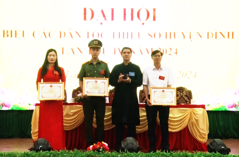 Phó Trưởng Ban Dân tộc tỉnh Lạng Sơn Lâm Văn Viên tặng giấy khen cho 2 tập thể và 1 cá nhân tích cực đóng góp xây dựng khối Đại đoàn kết dân tộc