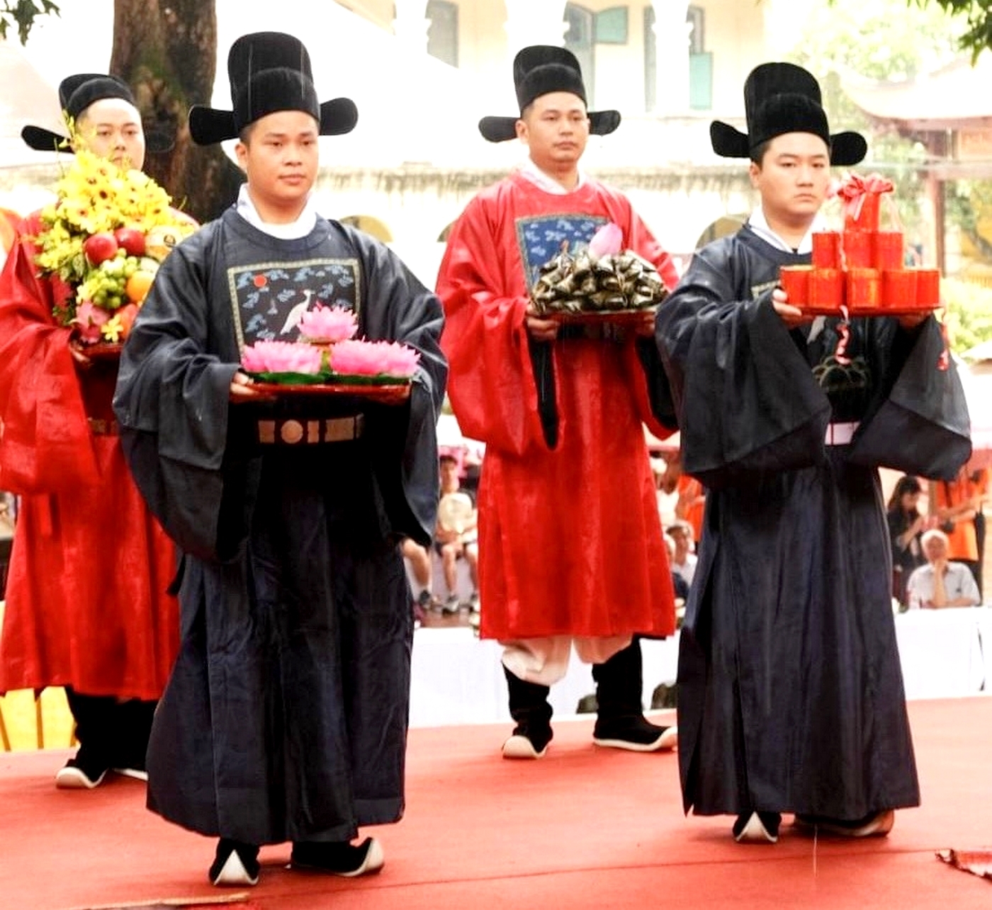 Hoạt động tái hiện nghi lễ tiến phẩm, dâng hương lên các vị tiên đế trong cung đình Thăng Long xưa nhân dịp Tết Đoan Ngọ.