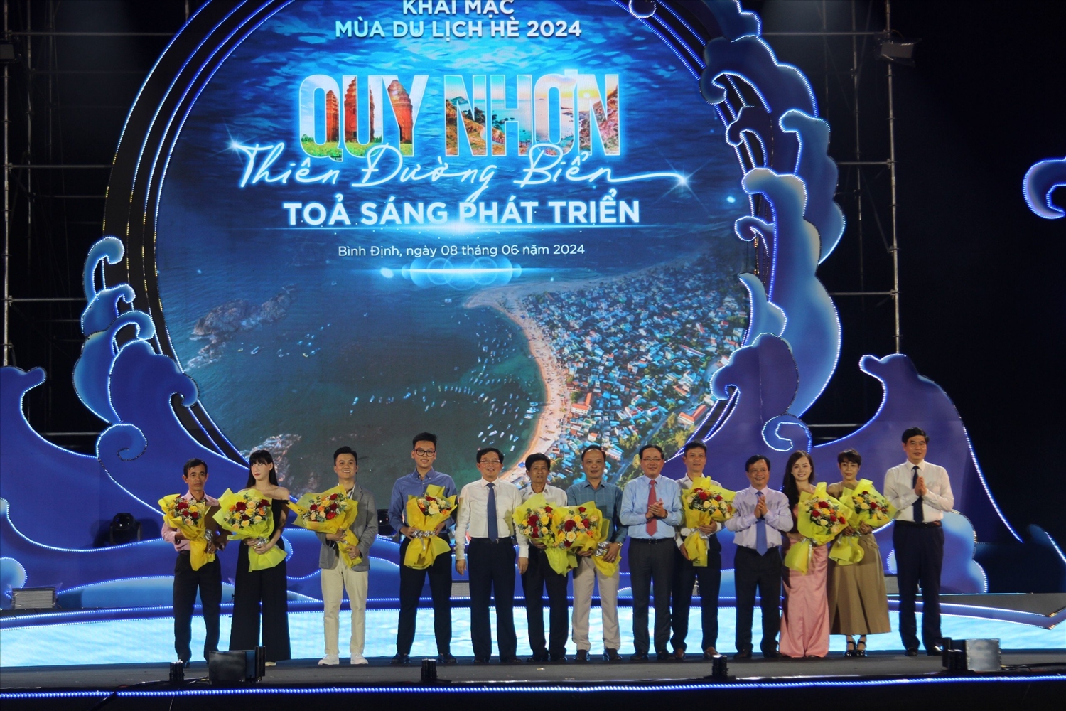 Lãnh đạo UBND tỉnh Bình Định tặng hoa cho cho đại diện các đơn vị đồng hành với Chương trình khai mạc Lễ hội Du lịch hè năm 2024