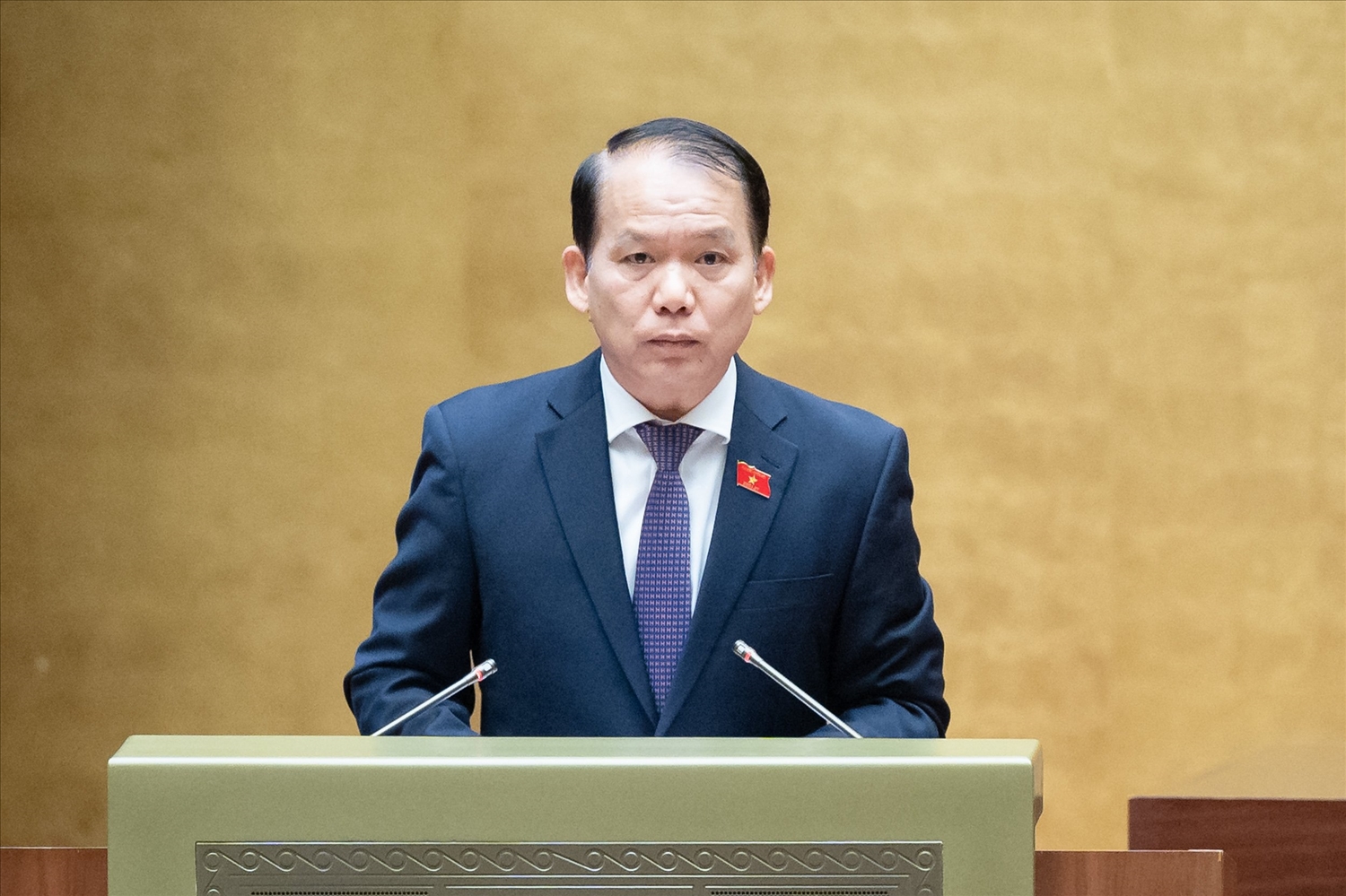 Chủ nhiệm Ủy ban Pháp luật của Quốc hội Hoàng Thanh Tùng trình bày Báo cáo