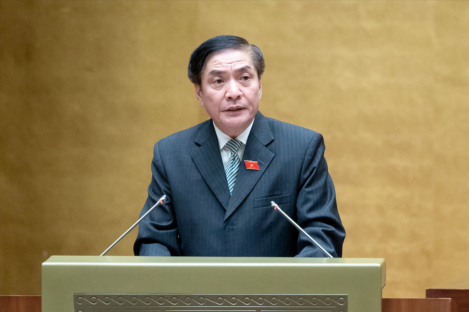 Tổng Thư ký Quốc hội Bùi Văn Cường trình bày Báo cáo tại phiên họp