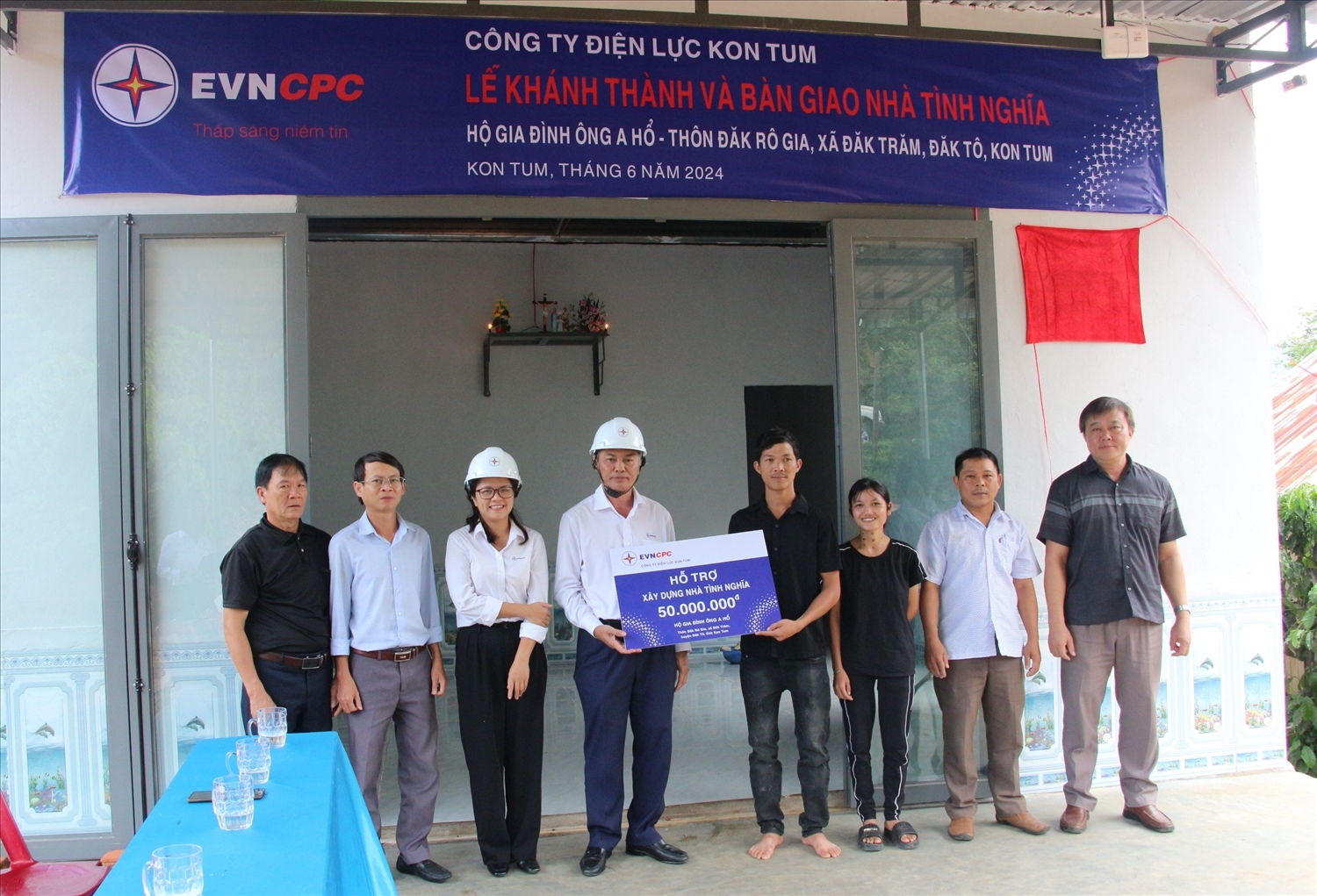 Ông Nguyễn Văn Hạnh - Giám đốc Công ty Điện lực Kon Tum trao số tiền hỗ trợ xây dựng nhà tình nghĩa cho ông A Hổ