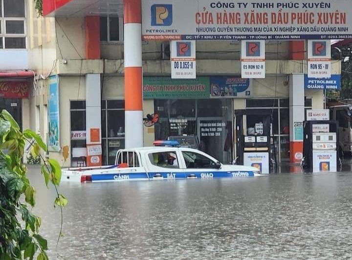 Nhiều tuyến đường ở phường Yên Thanh, thành phố Uông Bí bị ngập cục bộ