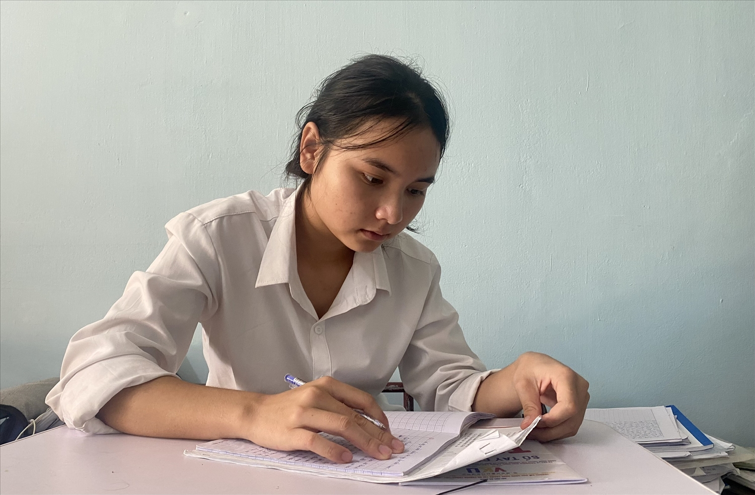 Em Y Vàng, học sinh lớp 12A, Trường PTTH DTNT tỉnh Kon Tum dành thời gian buổi tối để ôn tập bài