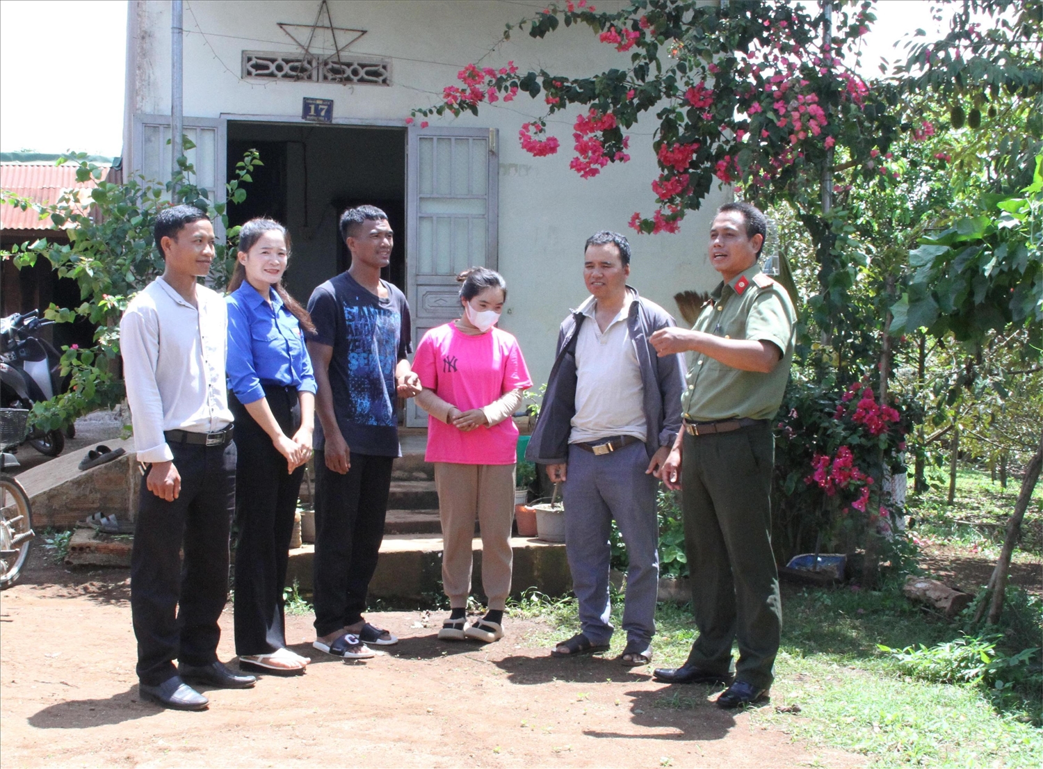 Công an huyện Krông Búk, tỉnh Đắk Lắk và cán bộ địa phương thăm hỏi, động viên gia đình có người hồi hương trở về