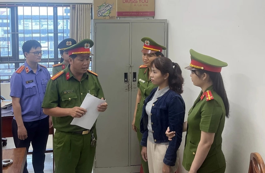 Công an đọc lệnh bắt tạm giam Nguyễn Thị Ngọc Lan, một trong những bị can trong vụ giữ người, bạo hành do cuồng tín tà giáo. Ảnh PN