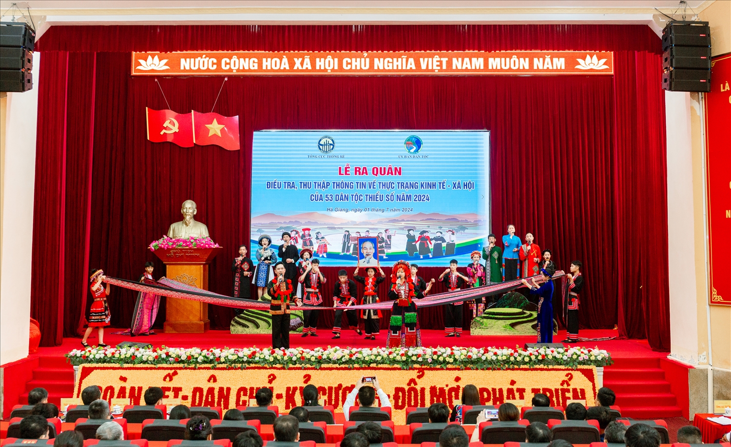 Lễ ra quân quân điều tra, thu thập thông tin về thực trạng kinh tế - xã hội 53 dân tộc thiểu số năm 2024 tại tỉnh Hà Giang được tổ chức trang trọng với sự tham gia của các vụ, đơn vị trực thuộc UBDT, TCTK; điều tra viên thống kê, tổ trưởng, giám sát viên cùng đại diện các sở, ngành thuộc tỉnh Hà Giang.