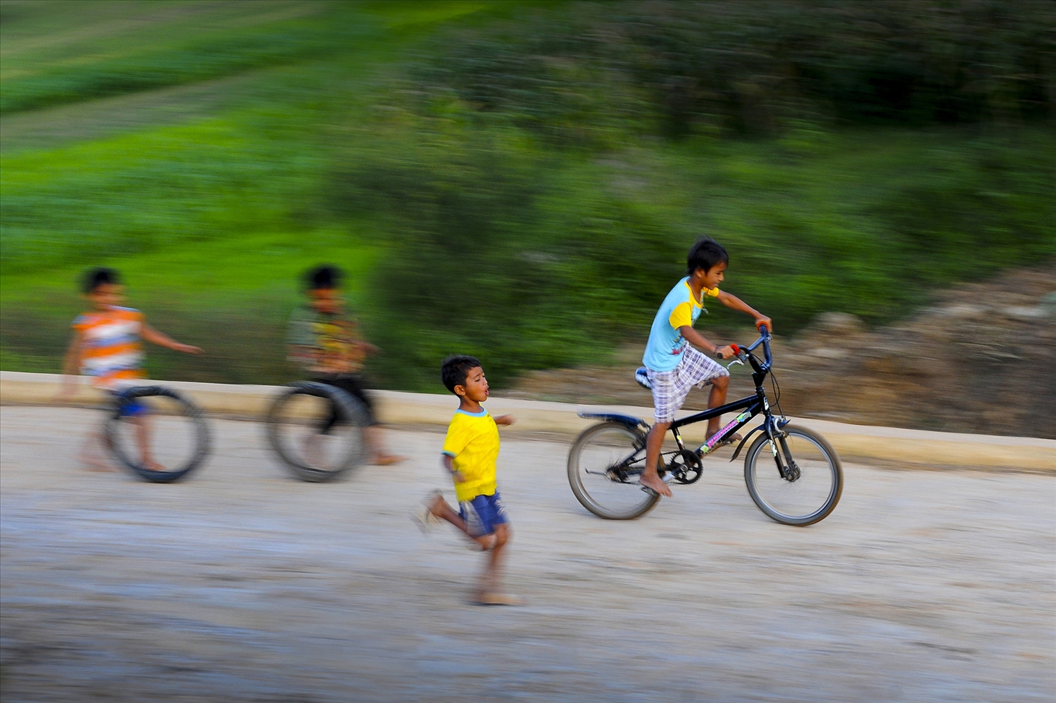 Niềm vui mỗi chiều của các bạn nhỏ là được đạp xe, vui chơi trên đường 