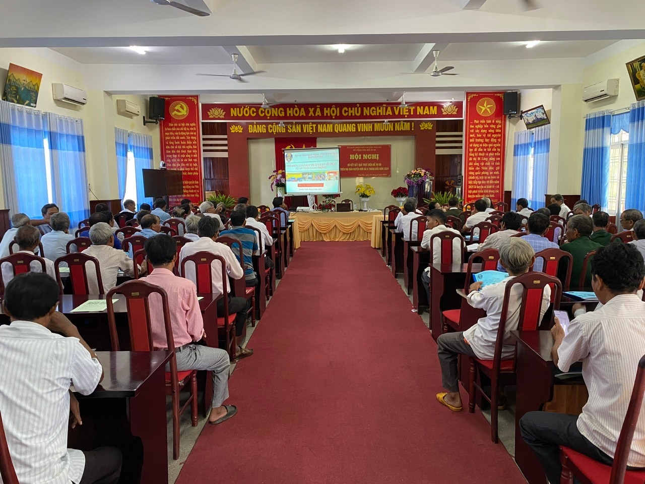 Quang cảnh Hội nghị tập huấn, tuyên truyền tại huyện Sơn Hà.