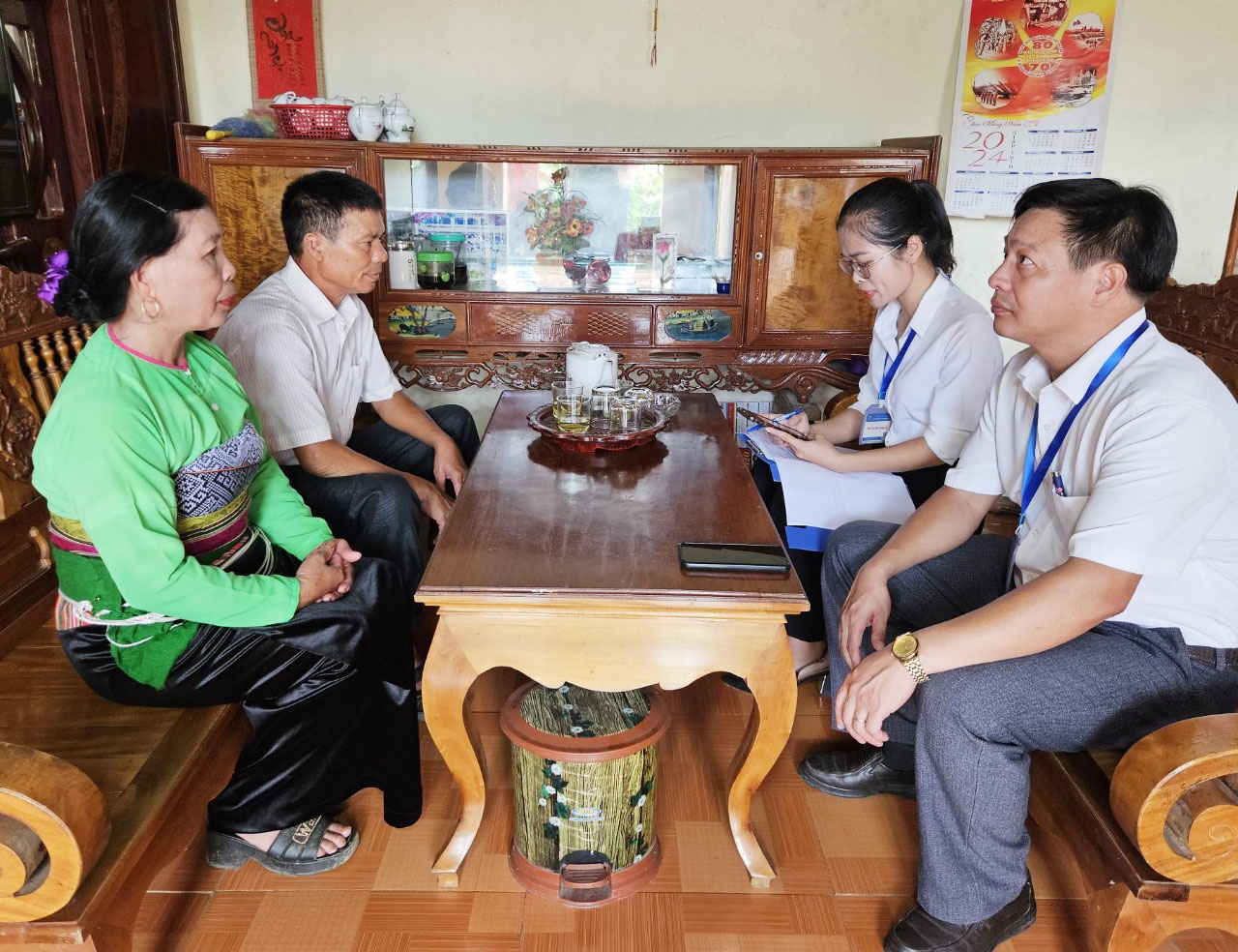 Đoàn công tác thực hiện điều tra tại một hộ gia đình ở thôn Hồi Phú, xã Thành Vinh