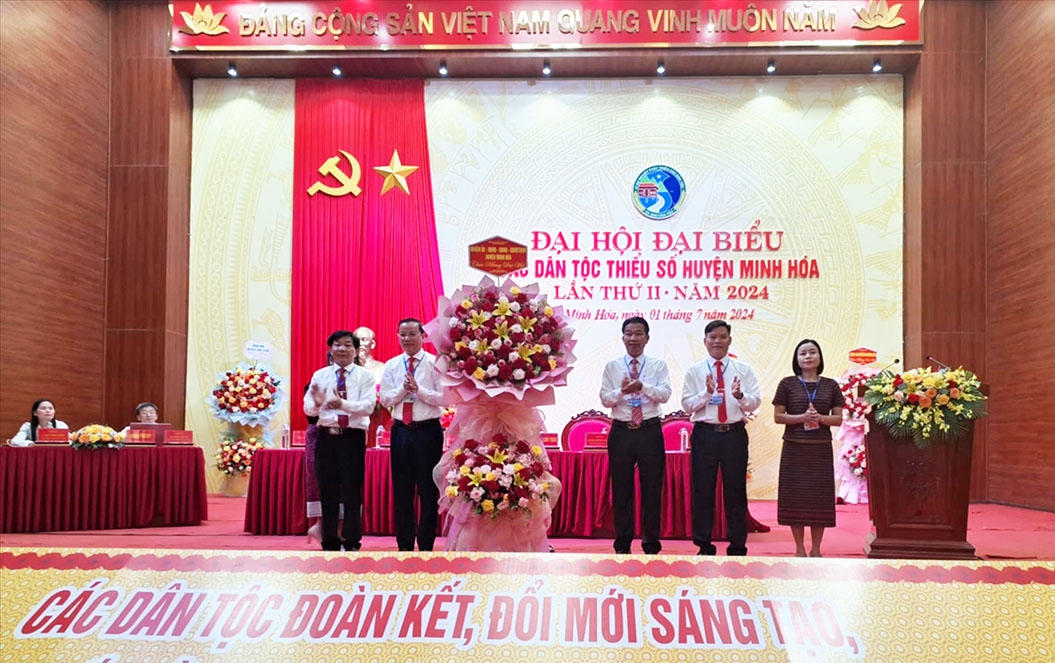 Huyện ủy, UBND, Ủy ban MTTQ huyện Minh Hóa tặng hoa chúc mừng Đại hội