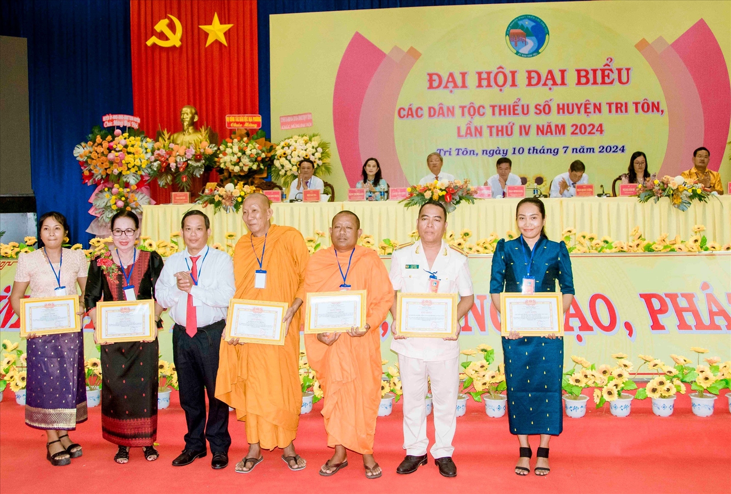 Ông Huỳnh Thành Cư, Phó Trưởng Ban Dân tộc tỉnh trao Giấy khen của Ban Dân tộc tỉnh cho các tập thể và cá nhân