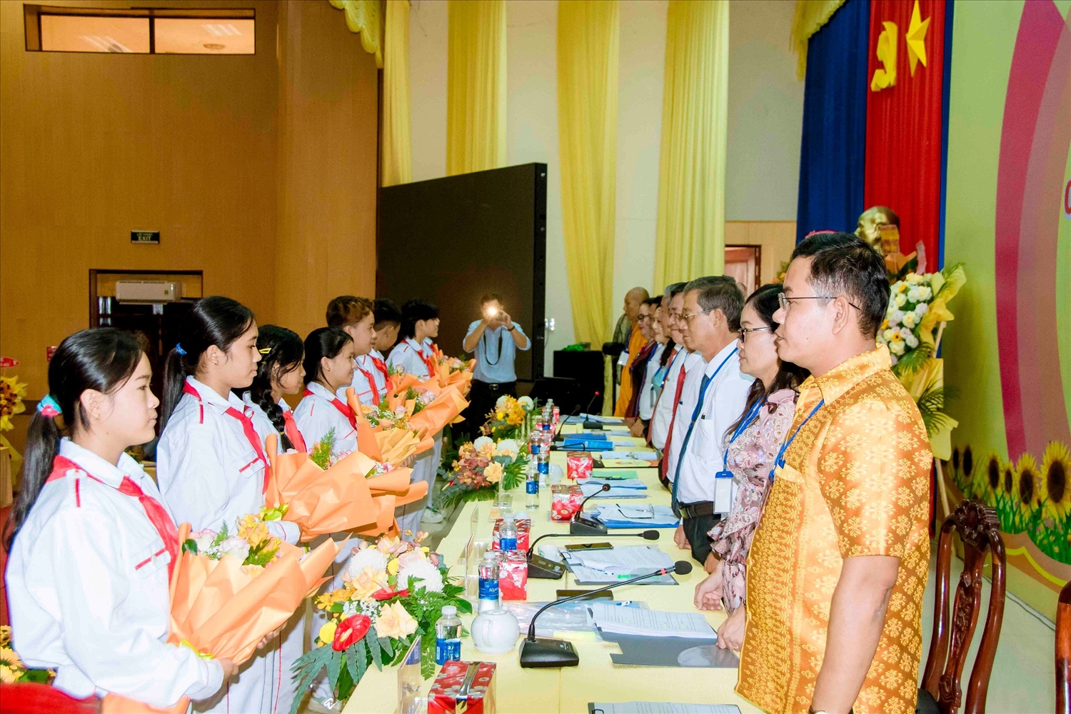  Các em học sinh Trường Dân tộc Nội trú huyện tặng hoa cho Đoàn Chủ tịch đại hội