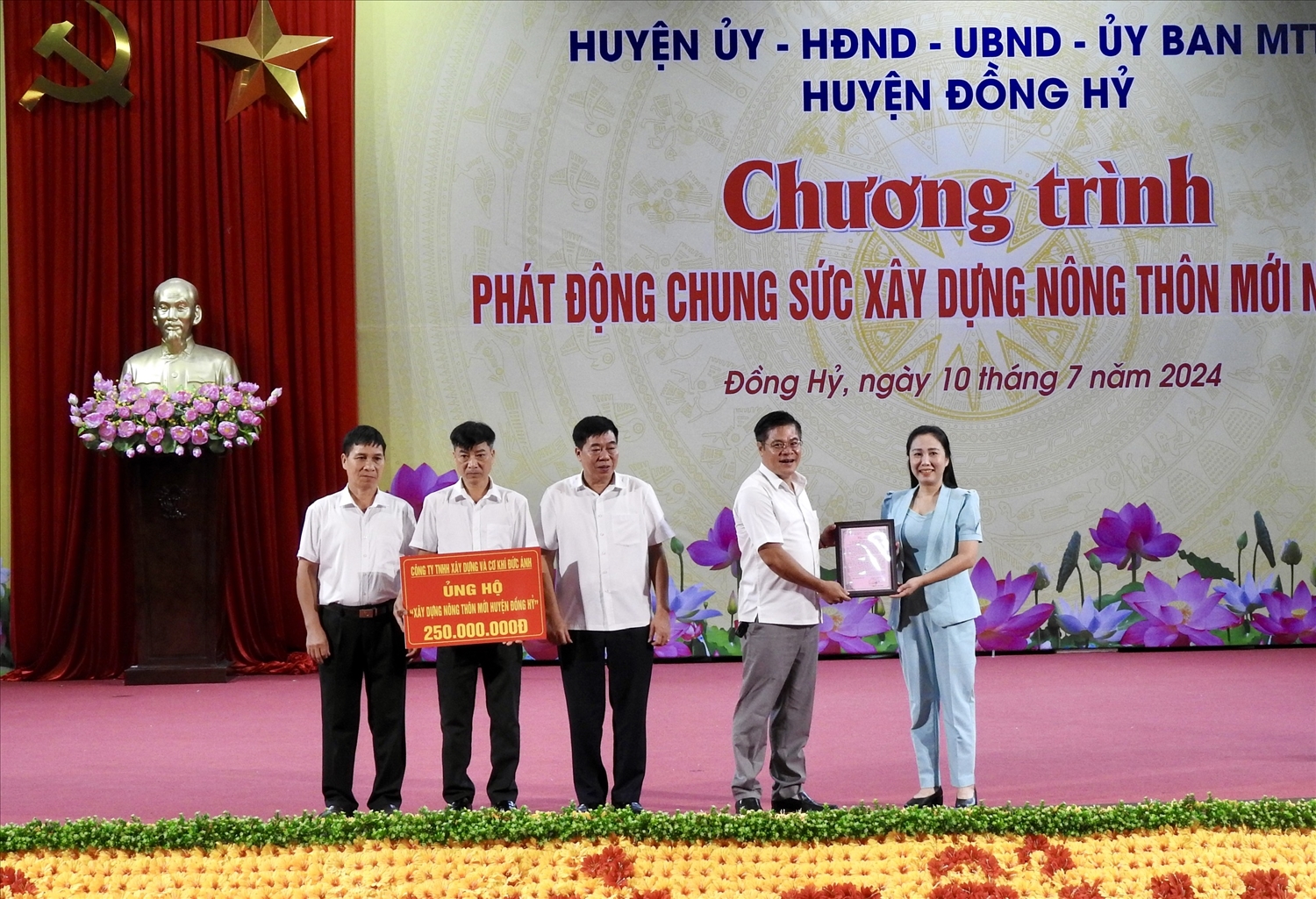 Phó Bí thư Thường trực Huyện ủy Nguyễn Thị Thủy trao Thư cảm ơn các đơn vị ủng hộ Chương trình